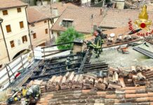 Solagna, brucia il tetto di una casa durante i lavori di impermeabilizzazione. Nessun ferito, due alloggi inagibili Solagna incendio