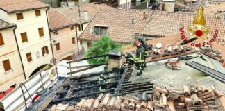 Solagna, brucia il tetto di una casa durante i lavori di impermeabilizzazione. Nessun ferito, due alloggi inagibili Solagna incendio