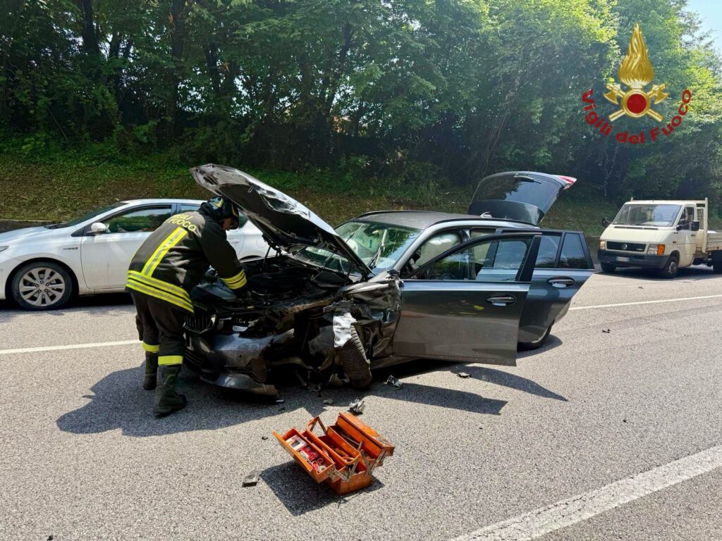 incidente stradale a schio l'auto