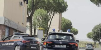 Rapina tre persone armato di un coccio di bottiglia, un arresto a Roma