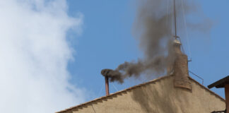 Secondo giorno di Conclave, fumata nera in mattinata e nel pomeriggio altre due votazioni