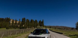 Jeep Avenger consolida il primato di SUV più venduto in Italia