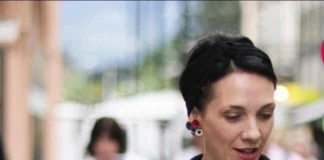 Merano, neosindaca Katharina Zeller si toglie fascia tricolore: il caso Katharina Zeller