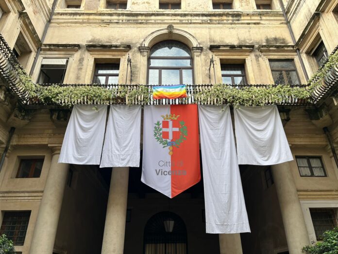 palazzo trissino vicenza teli bianche pace gaza palazzo trissino vicenza teli bianche pace gaza