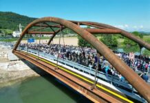 Longare ha inaugurato il nuovo ponte di Secula. Il sindaco Zennaro: “Festeggiamo una comunità che si riunisce” corteo sul nuovo ponte di secula