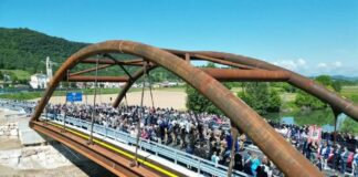 Longare ha inaugurato il nuovo ponte di Secula. Il sindaco Zennaro: “Festeggiamo una comunità che si riunisce” corteo sul nuovo ponte di secula