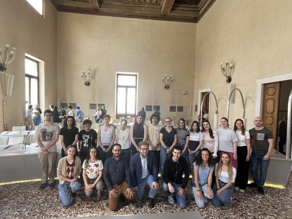 I giovani volontari di Vicenza ocn il sindaco Possamai