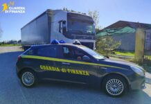 24 mila litri di alcol etilico spacciato per disinfettante sequestrati dalla Guardia di Finanza nel trevigiano. Tre persone denunciate guardia di finanza intercetta carico di alcol etilico spacciato per disinfettante