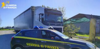 24 mila litri di alcol etilico spacciato per disinfettante sequestrati dalla Guardia di Finanza nel trevigiano. Tre persone denunciate guardia di finanza intercetta carico di alcol etilico spacciato per disinfettante