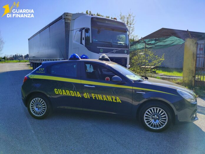guardia di finanza intercetta carico di alcol etilico spacciato per disinfettante
