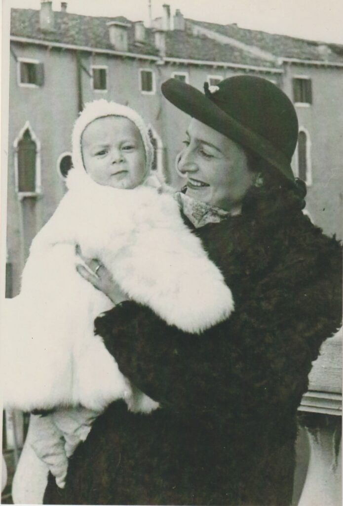 Il piccolo Renato con la mamma