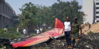 Aereo per Londra si schianta in India, un sopravvissuto. Oltre 200 morti