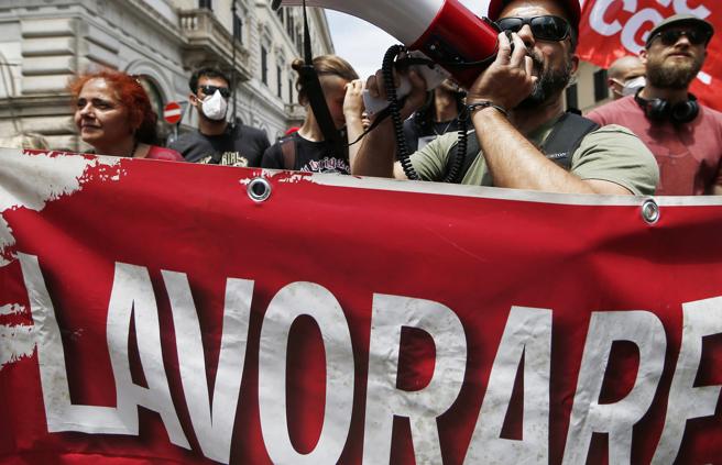 salari minimi in Europa. Manifestazione sul lavoro (foto Corriere)