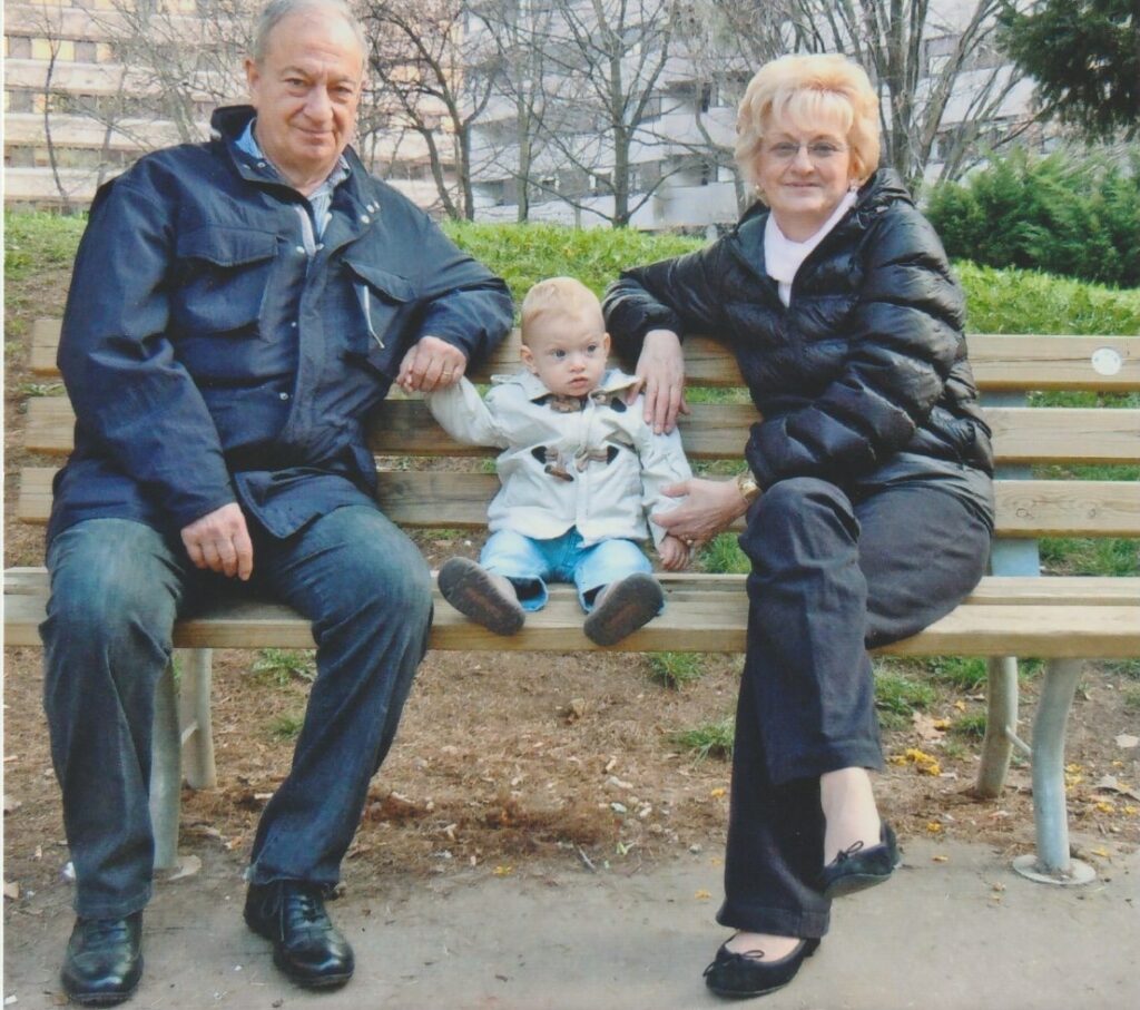 Renato Ellero con la signora in un momento di relax prima dell'ictus nel parco di Viale Mazzini