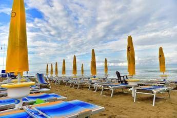 Alba Adriatica, auto piomba in spiaggia e ferisce bagnanti