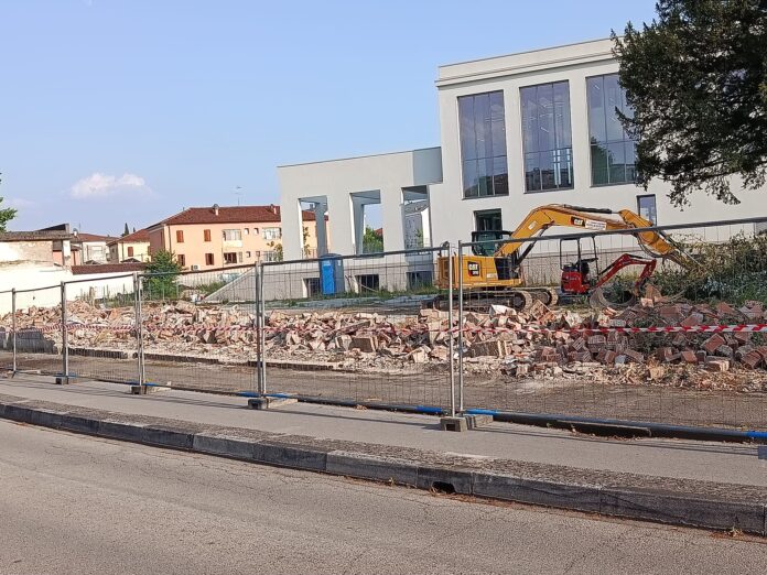 Area ex Centrale del latte, lavori di abbattimento del vecchio muro di cinta che da su via Mentana verso la guardia medica Area ex Centrale del latte, lavori di abbattimento del vecchio muro di cinta che da su via Mentana verso la guardia medica