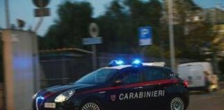 Cagliari, lo trovano ustionato in strada con l’auto in fiamme: 69enne in fin di vita