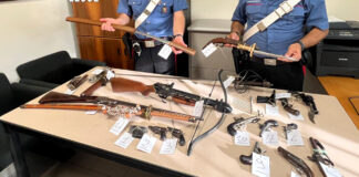 Valdagno, arsenale da guerra in casa: Carabinieri arrestano 61enne. L’allarme partito da un intervento per un caso psichiatrico Carabinieri sequestrano armi (foto di repertorio)