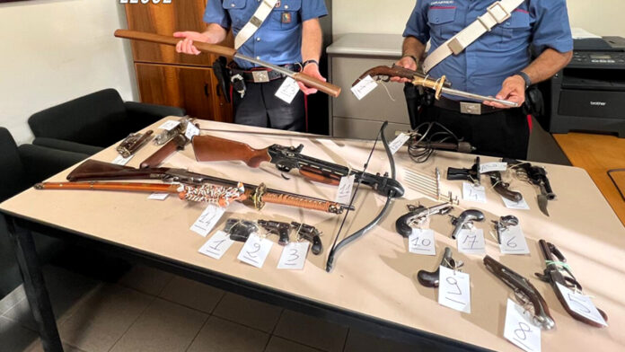 Carabinieri sequestrano armi (foto di repertorio) Carabinieri sequestrano armi (foto di repertorio)