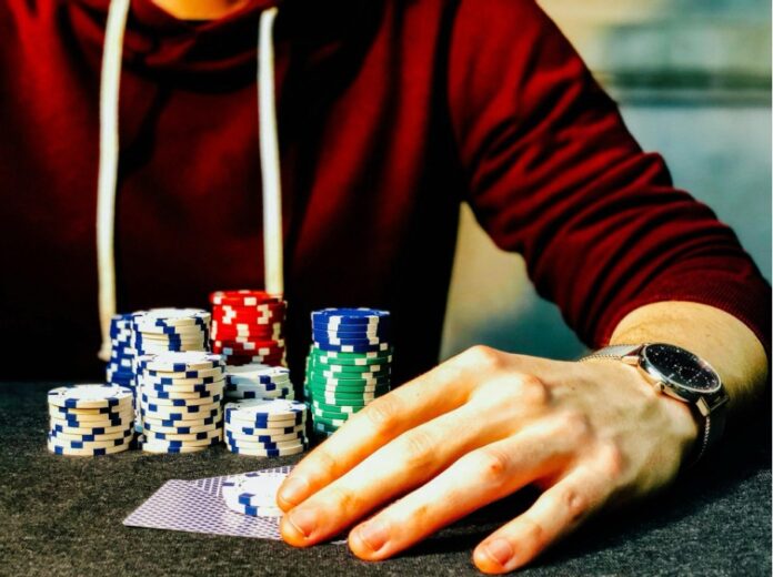 Casinò https://unsplash.com/it/foto/persona-che-tiene-le-carte-da-gioco-accanto-alle-fiches-del-poker-2y7yiuEgT3k Casinò https://unsplash.com/it/foto/persona-che-tiene-le-carte-da-gioco-accanto-alle-fiches-del-poker-2y7yiuEgT3k