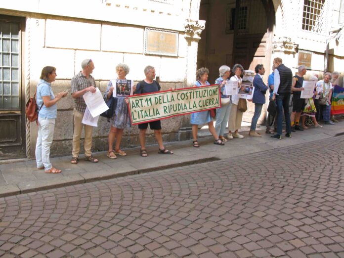 Copia di IMG_9742 art 11 Costituzione no guerra Osservatorio Vicenza Città Unesco da smilitarizzare in prefettura