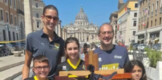 La croce olimpica e paralimpica nella sede di Athletica Vaticana