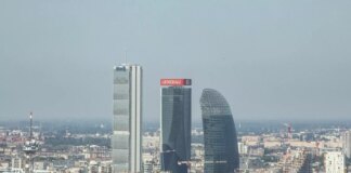 Milano, cede l’insegna di Generali sulla Torre Hadid: evacuata l’area, nessun ferito