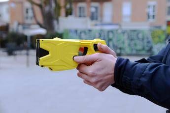 Giovane morto dopo uso taser, anestesisti: “Puntarlo solo su gambe o braccia”