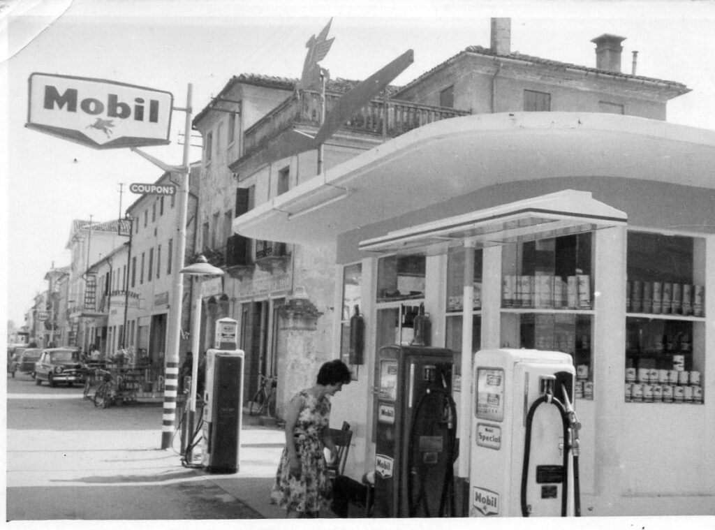 Il chiosco di benzinaio a Roncade gestito dai Vianello nel Dopoguerra