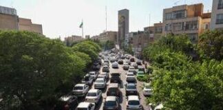 Iran, fuga da Teheran: “Strade intasate e file per la benzina”