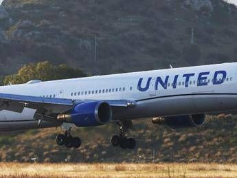 Islanda, perde quota sull’Atlantico: atterraggio d’emergenza per volo San Francisco-Roma