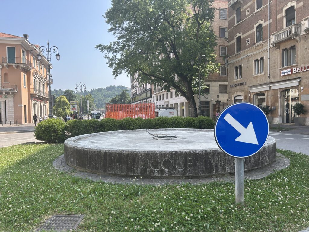 La fontana cementificata di fronte al Giardino Salvi