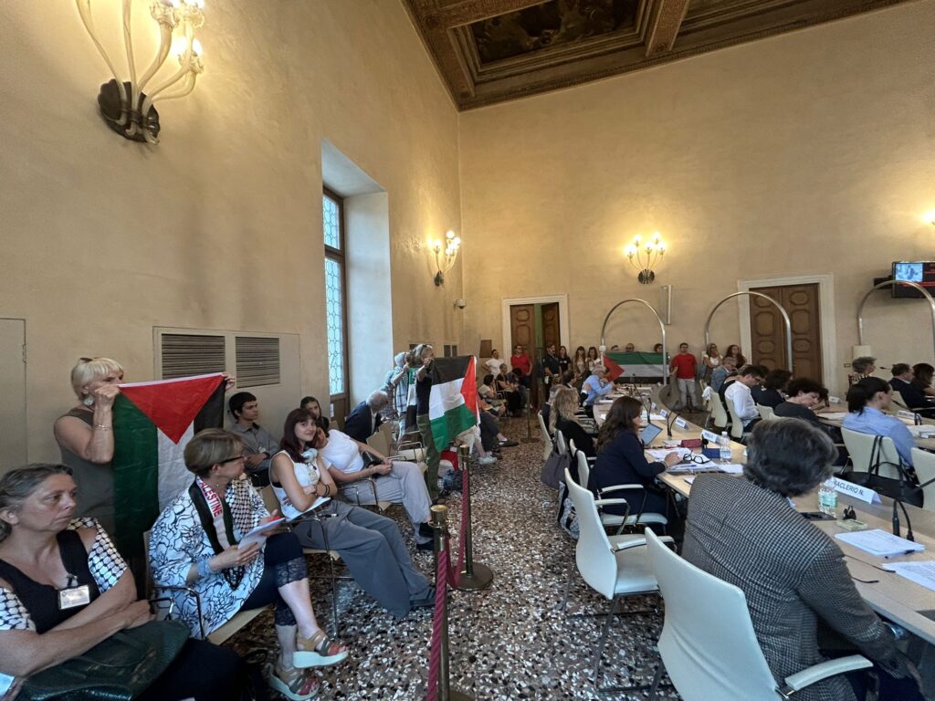 Manifestanti pro Palestina in sala Bernarda
