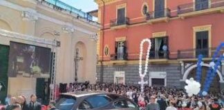 Martina Carbonaro, i funerali ad Afragola tra grida “giustizia” e insulti all’ex