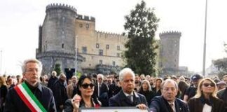 Napoli, deturpata la targa per Giogiò. La mamma: “Avevo denunciato videochiamate killer dal carcere”