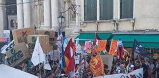 No Bezos in marcia a Venezia, cori e slogan contro il numero uno Amazon