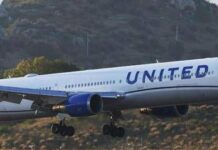 Parabrezza Boeing in frantumi, atterraggio d’emergenza e pilota ferito