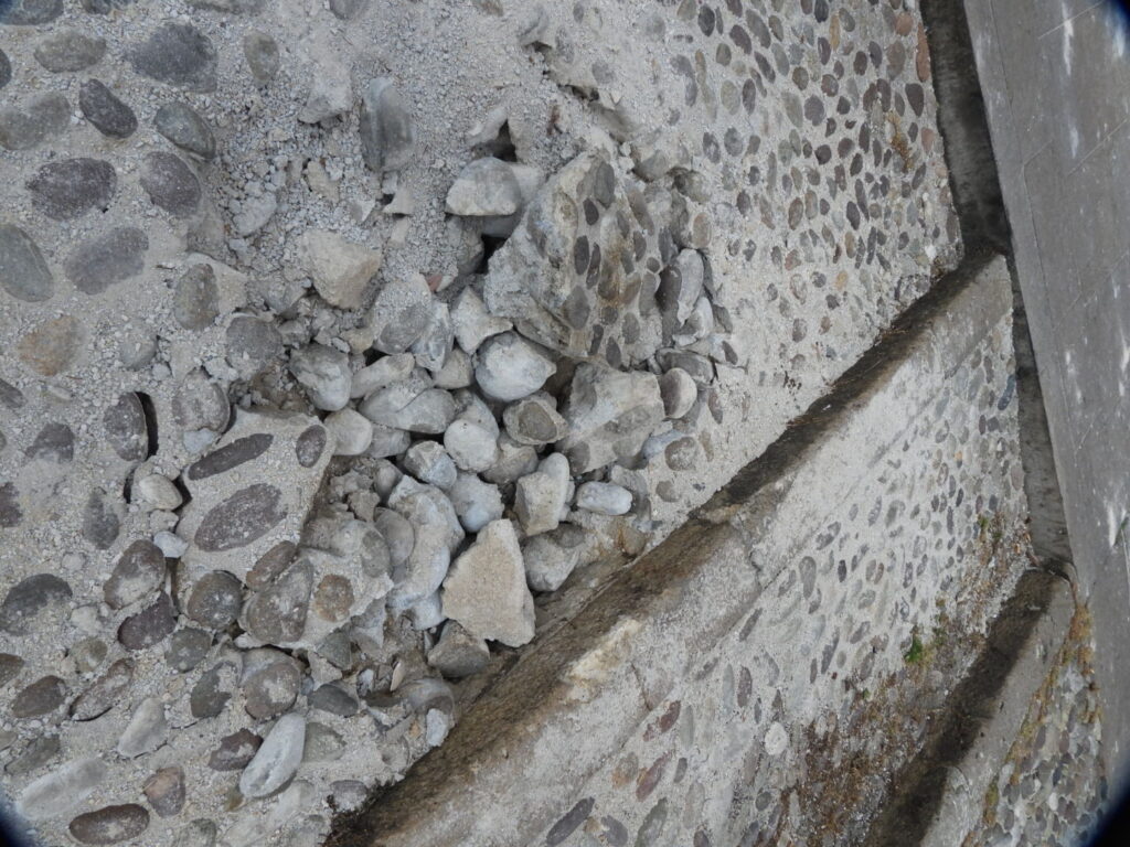 Ponte San Michele, danneggiati ciottoli da vandali (foto Corrado Marangoni)