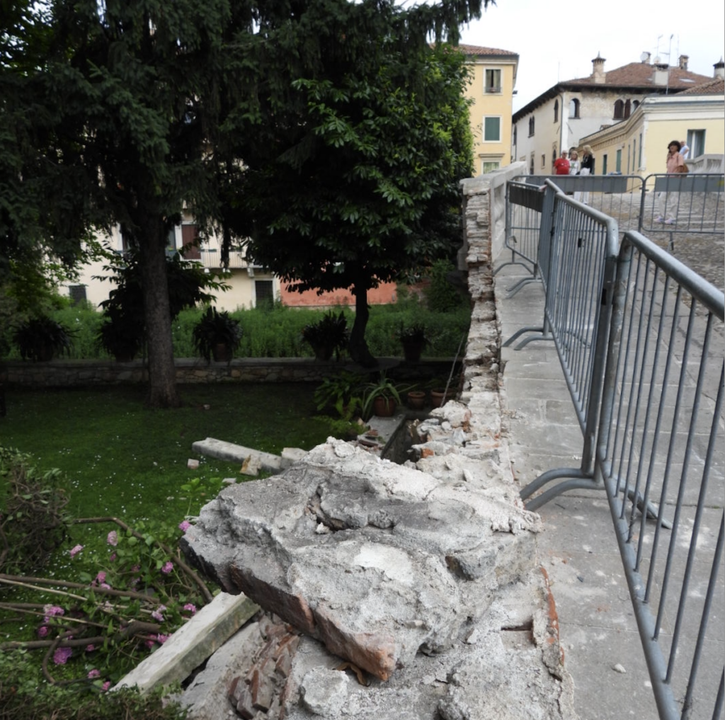 Ponte San Michele danneggiato da vandali (foto Corrado Marangoni)