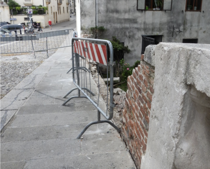 Ponte San Michele sfregiato (foto Corrado Marangoni) Ponte San Michele sfregiato (foto Corrado Marangoni)