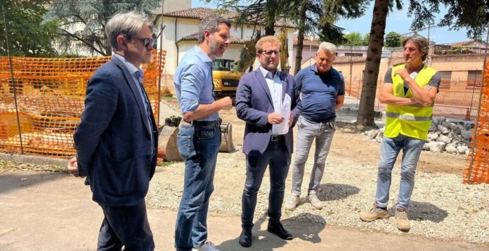 Possamai e Spiller con dirigenti e dipendenti comunali in ispezione ai lavori per viale Trento Possamai e Spiller con dirigenti e dipendenti comunali in ispezione ai lavori per viale Trento