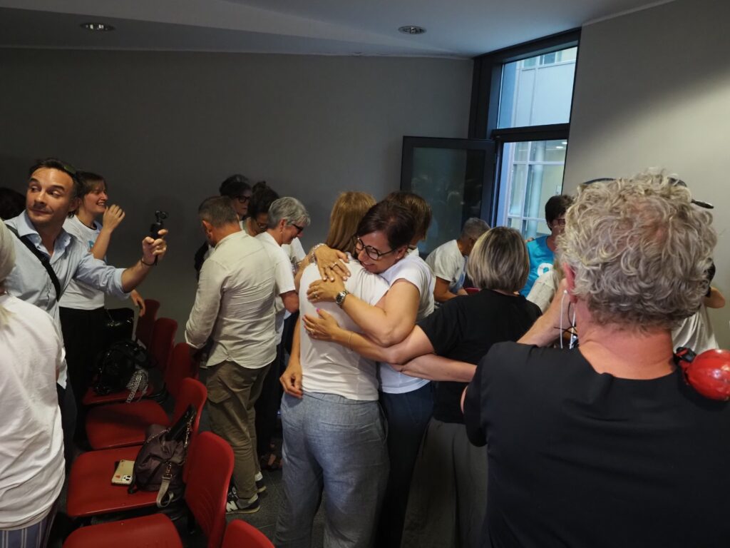 Processo PFAS, il pubblico esulta alla lettura della sentenza (foto ViPiu.it)