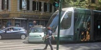 Roma, microcar fa inversione su binari a Trastevere: investita dal tram – Video