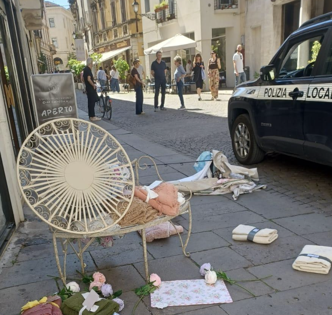 Commerciante Corso Fogazzaro aggredita, l'aggressore sfascia allestimento esterno (frame dal GdV) Commerciante Corso Fogazzaro aggredita, l'aggressore sfascia allestimento esterno (frame dal GdV)