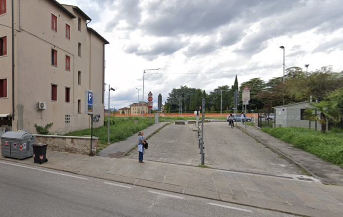 Via Cattaneo, zona parcheggio Via Cattaneo, zona parcheggio