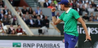 Sinner regola Djokovic in tre set, sarà finale al Roland Garros contro Alcaraz