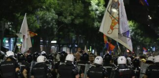 Tensioni e scontri con la polizia durante le manifestazioni a Belgrado
