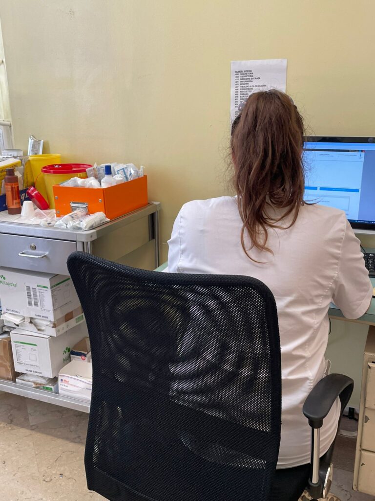 Un'infermiera con il carrello delle medicazioni
