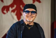 Vasco Rossi in ospedale, operato alla schiena: “Sono già in piedi”