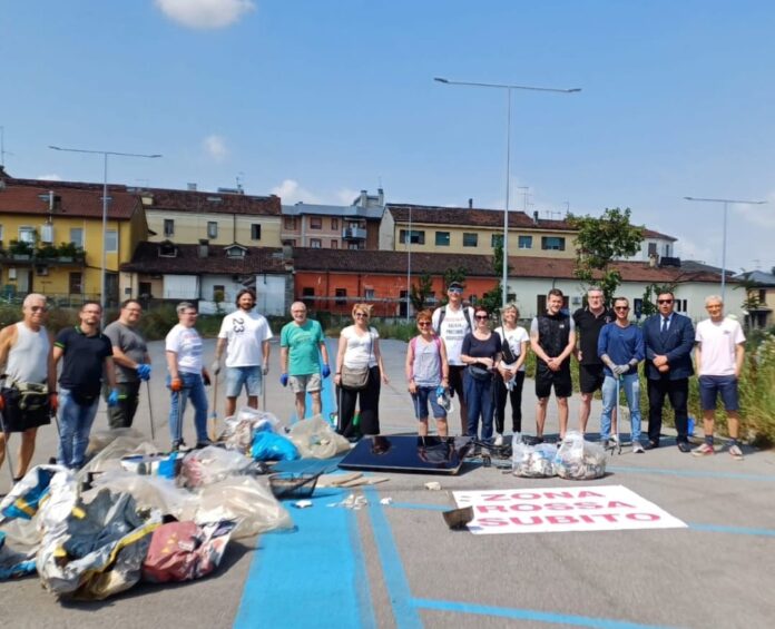 Violenza in via Cattaneo, Naclerio e. Formaggio (FdI) puliscono il parco con altri residenti Violenza in via Cattaneo a Vicenza, Naclerio e. Formaggio (FdI) puliscono il parco con altri residenti